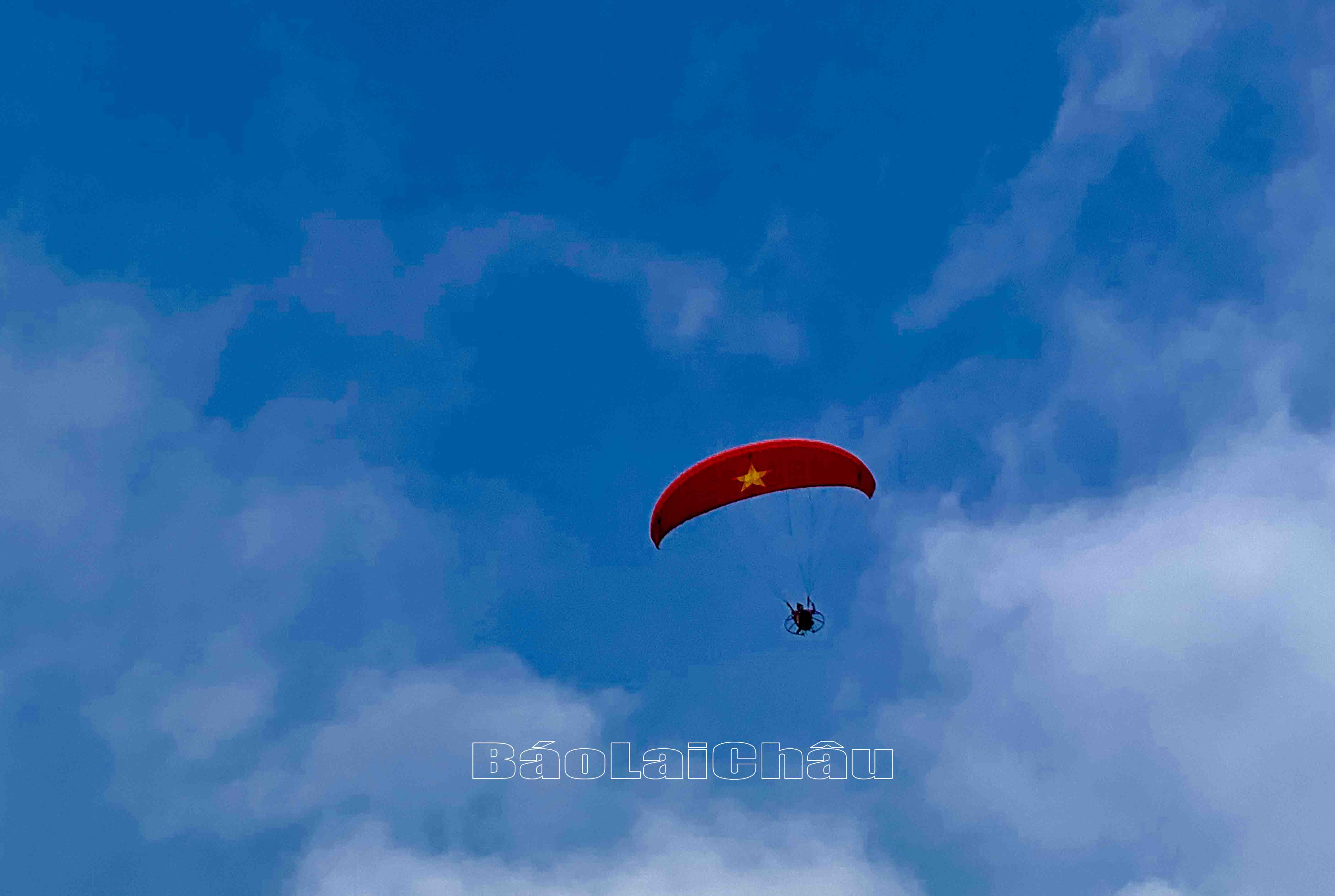 Dù bay lượn trên bầu trời huyện Tam Đường.